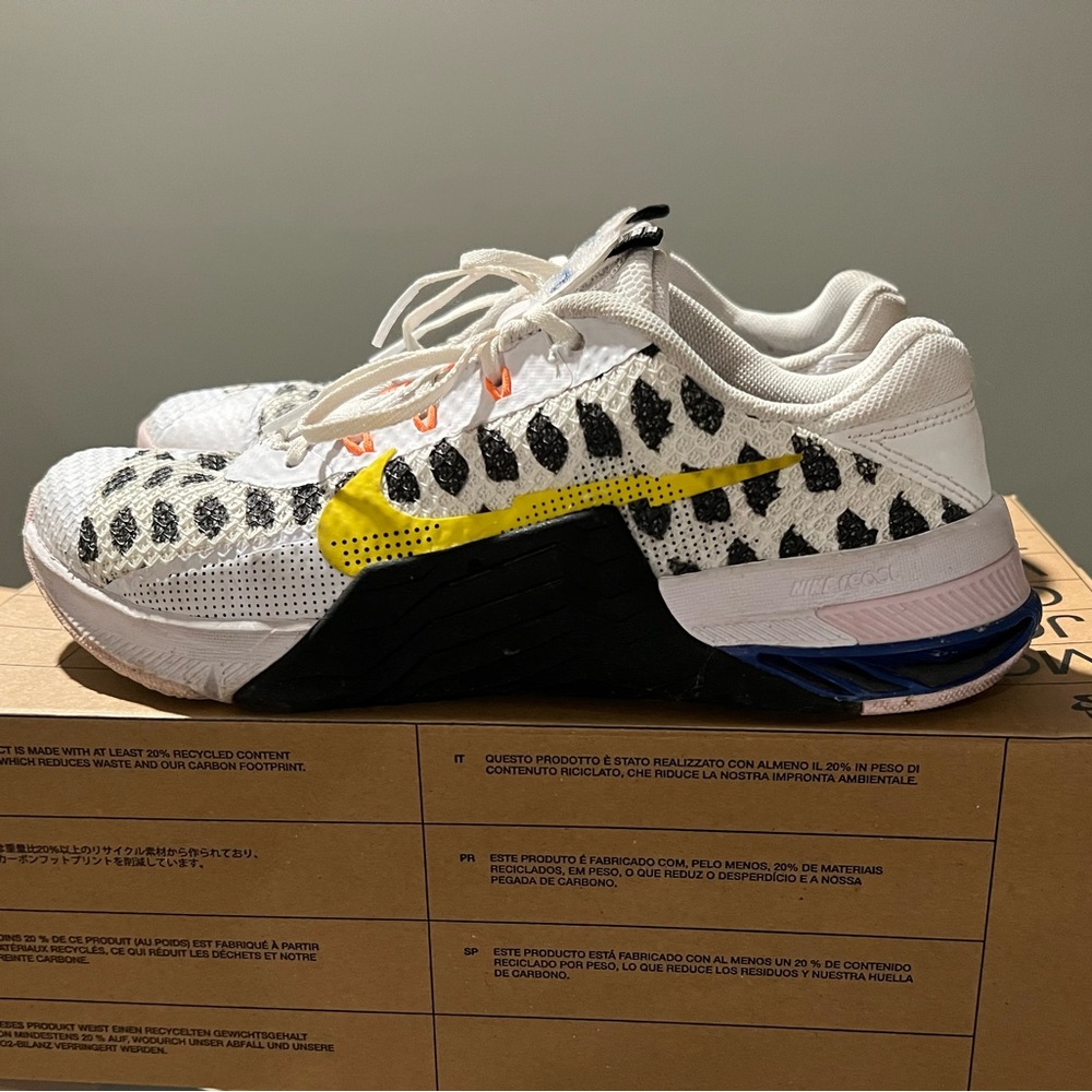 Women’s nike metcon. Size 8.5 but could also fit an 8. Great gym shoes!
